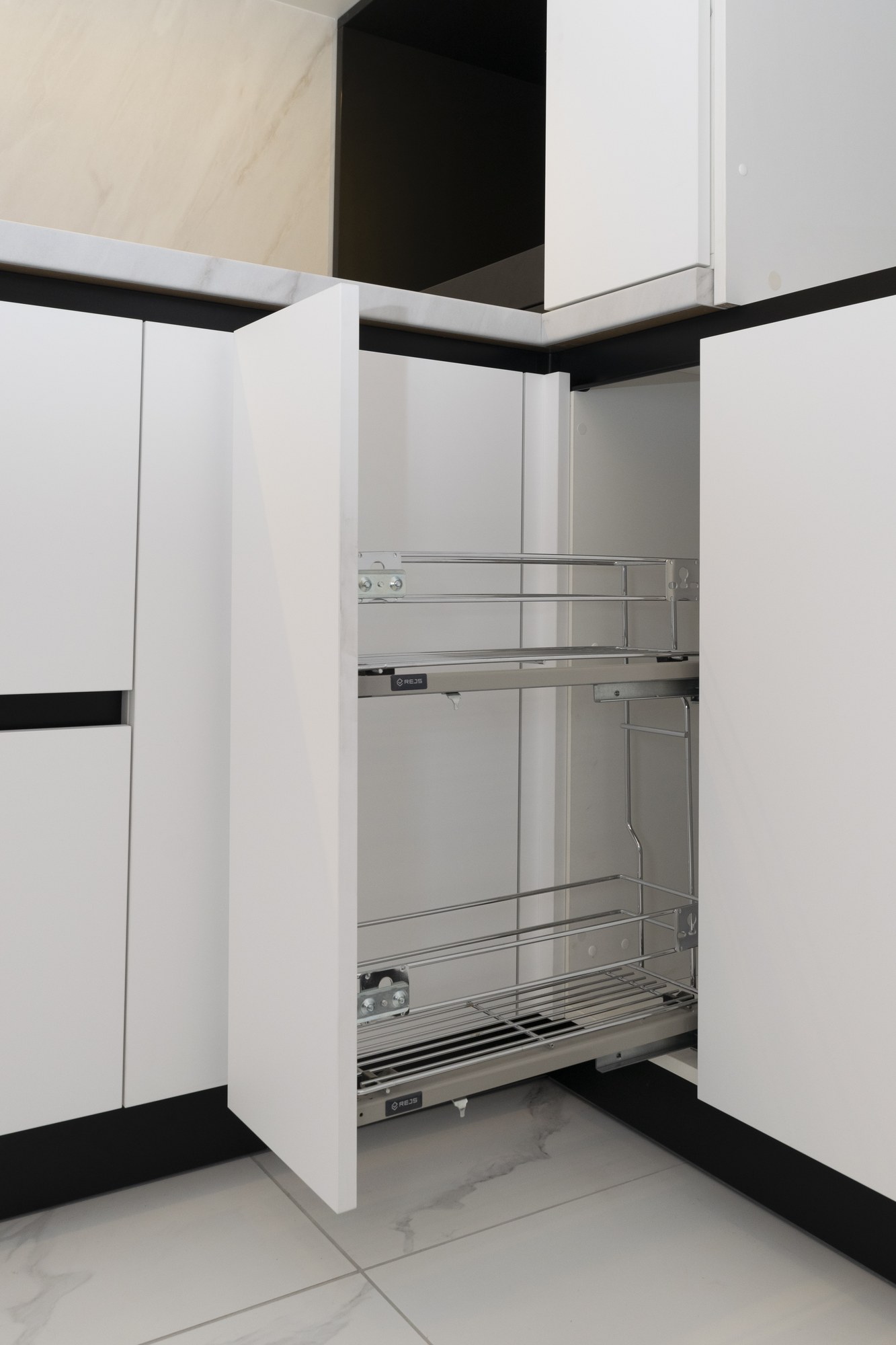 Šaurs izvelkams virtuves nodalījums ar diviem groziem.